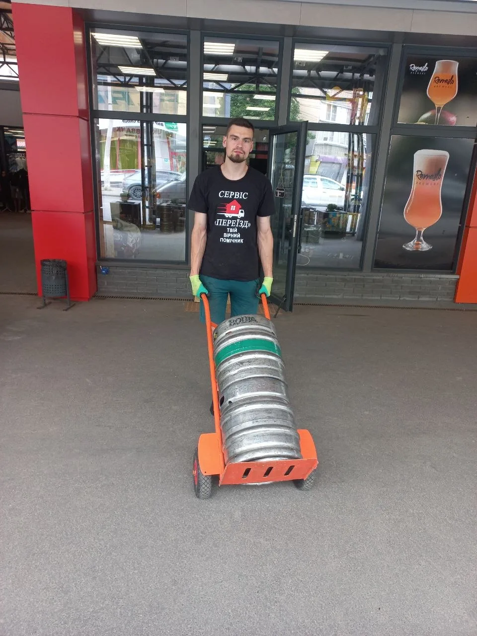 Вантажник на складі з ручним візком